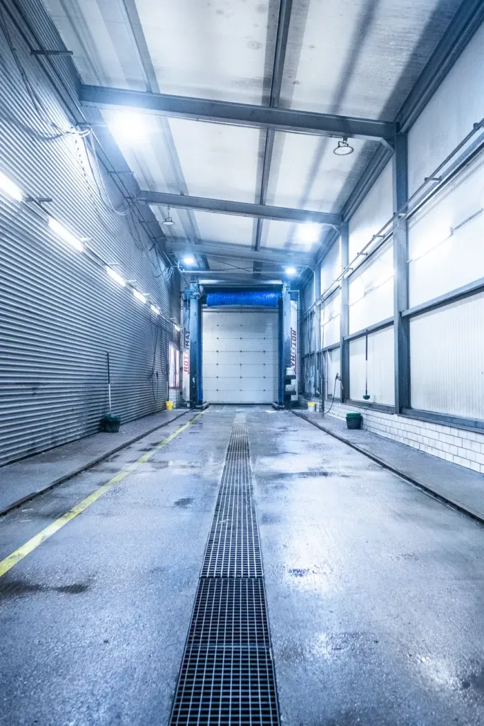 Blick durch die Waschgasse auf die Portalwaschanlage mit blauer B&uuml;rste